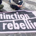 Brescia, Extinction Rebellion denuncia: Attiviste costrette a spogliarsi e fare squat in questura